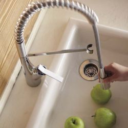 存在感が際立つスプリング式シャワーホース。実用性とデザイン性に優れ、まるでプロの厨房のような雰囲気です。 ナスラック バゼロ 水栓